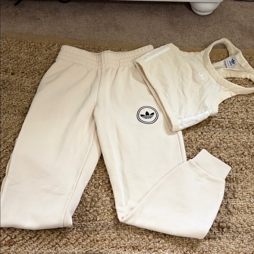 Crème and white outfit . Super cute on .